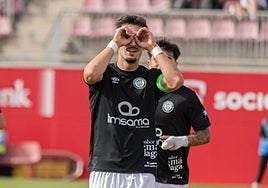 El extremo del Torremolinos Álex Camacho celebró así su quinto gol liguero esta campaña.