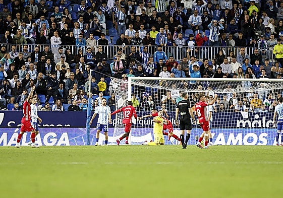 EL segundo gol del Córdoba el sábado, con varios malaguistas lamentándose ya de la circunstancia.