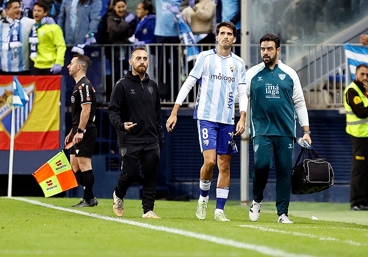 El momento en el que se retira lesionado Juanpe este sábado.