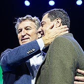 Gesto cariñoso de Feijóo a Moreno durante la clausura.