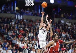 Saint-Supéry, lanzando un tiro con Gonzaga.