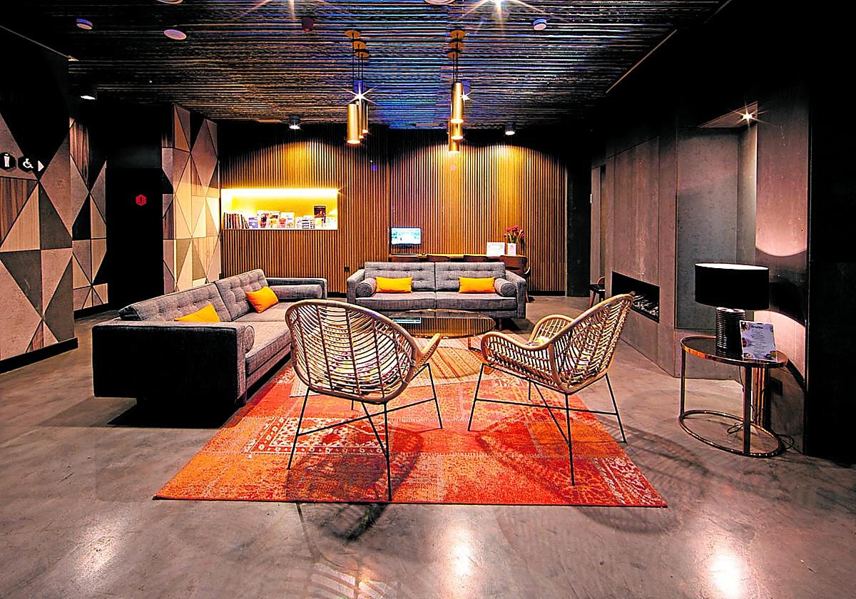 Recepción del Hotel Málaga Premium: el alojamiento boutique urbano es una de sus áreas de negocio.