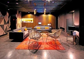 Recepción del Hotel Málaga Premium: el alojamiento boutique urbano es una de sus áreas de negocio.