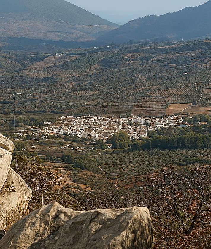 Imagen secundaria 2 - En la primera foto, Escultura que preside el mirador. Camino empedrado para recorrer este enclave (foto 2). Vista panorámica de El Burgo desde el mirador (foto 3).