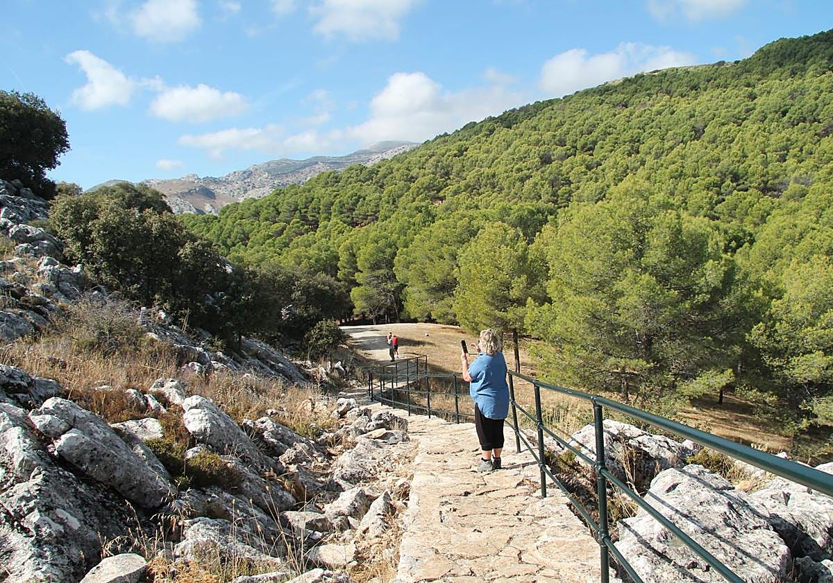 Imagen principal - En la primera foto, Hay un sendero circular que permite conocer fácilmente el mirador. El enclave se inauguró el 17 de diciembre 1977 (foto 2). Acceso al mirador, junto a la carretera que une a Ronda y El Burgo (foto 3).