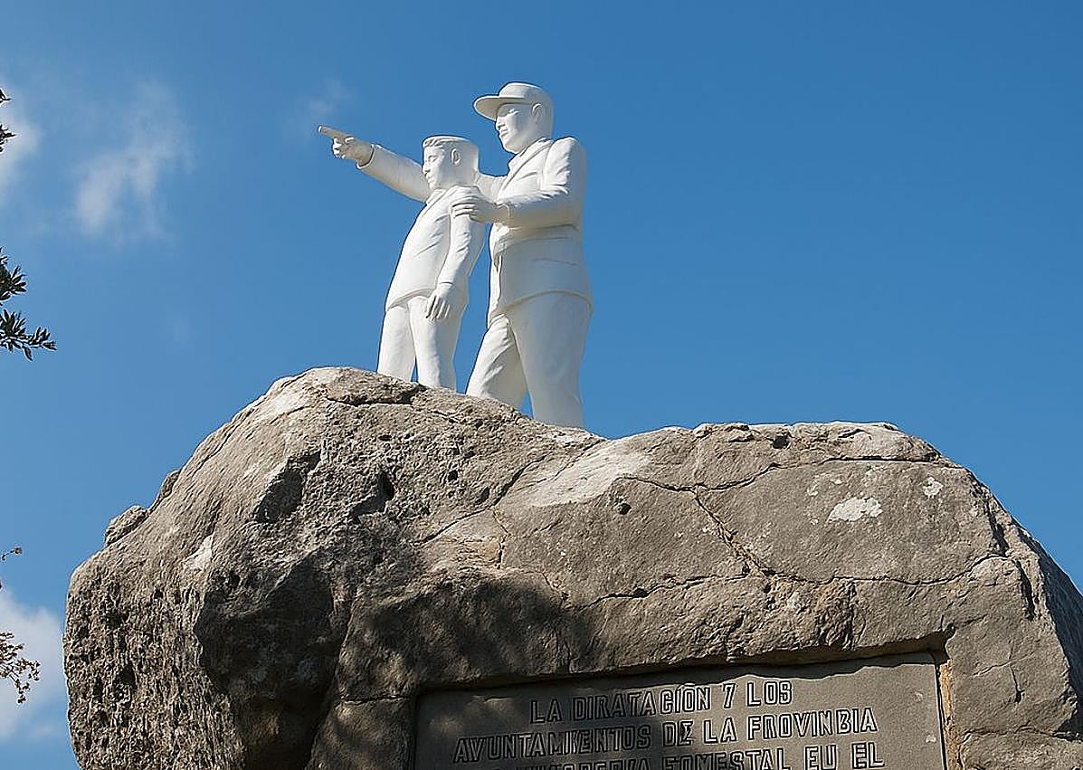 Imagen secundaria 1 - En la primera foto, Hay un sendero circular que permite conocer fácilmente el mirador. El enclave se inauguró el 17 de diciembre 1977 (foto 2). Acceso al mirador, junto a la carretera que une a Ronda y El Burgo (foto 3).