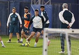 Sergio Pellicer, de espaldas, dirige a sus hombres la tarde de este lunes.