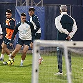 Sergio Pellicer, de espaldas, dirige a sus hombres la tarde de este lunes.