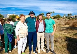 El concejal de Medio Ambiente, Diego López, junto a miembros de la asociación ProDunas Marbella.