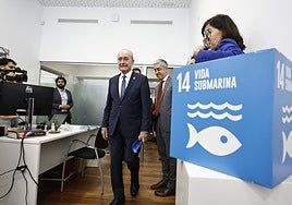 El alcalde, durante la visita a la sede de la Comisión de Pesca en Málaga.