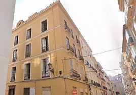 Edificio del Perchel que ha sido reformado para apartamentos turísticos.