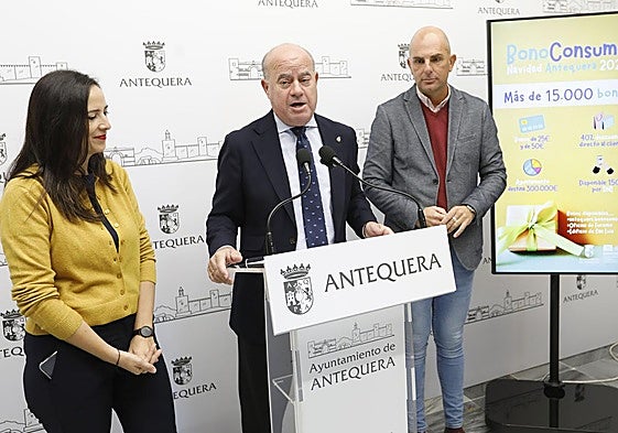 La teniente de alcalde Ana Cebrián, el alcalde Manuel Barón y el gerente de la ACIA, Jaime Barranco