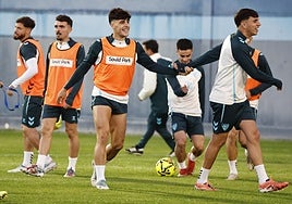 Lobete e Izan Merino, en primer plano, en el entrenamiento del Málaga de este lunes.