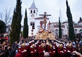 El Cristo de la Hermandad y Caridad, en su salida procesional de Viernes de Dolores.