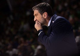 Ibon Navarro observa un partido con gesto de concentración.