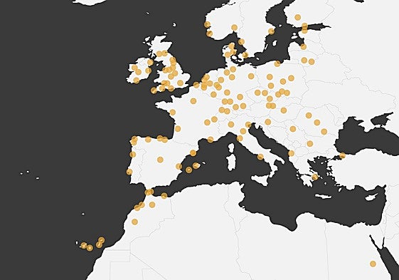 Pasajeros hacen cola ante los mostradores de facturación del aeropuerto.