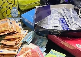 Imagen de archivo del dinero en efectivo y preservativos intervenidos en una operación policial contra la explotación sexual.