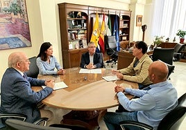 Reunión entre el Gobierno local y el Colegio de Veterinarios.