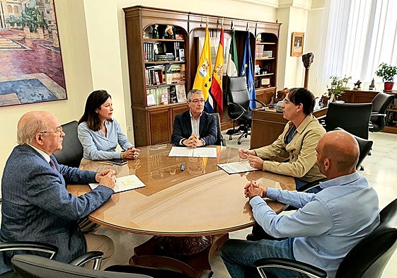 Reunión entre el Gobierno local y el Colegio de Veterinarios.