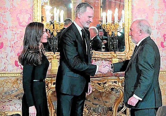 Santiago Muñoz Machado saluda a los Reyes de España.