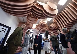 El alcalde, Francisco de la Torre, y la concejala de Innovación, Alicia Izquierdo, durante la inauguración de la nueva oficina.