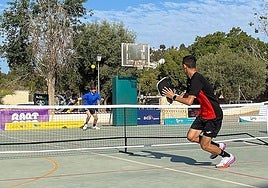 Un partido de pickleball.