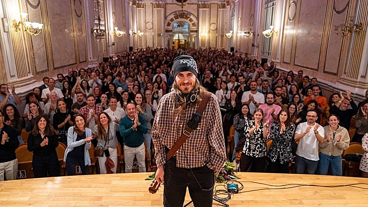 Carlos Ares y Alberto Gómez, ayer en el encuentro de Suena SUR en la Sala Fundación Unicaja María Cristina. El músico, durante el concierto acústico.
