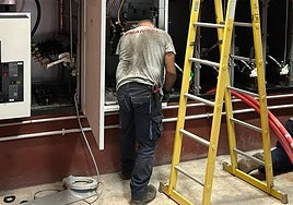 Los operarios trabajan en las celdas.