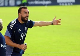 Carlos de Lerma da órdenes a sus futbolistas durante el partido frente al Cartagena.