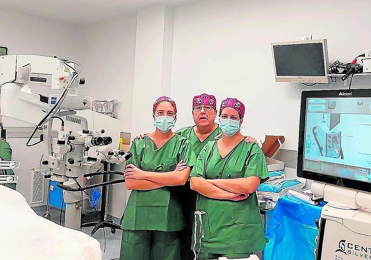 El doctor Salvador Nebro y las doctoras De las Rivas y Lozano junto al facoemulsificador Centurión, que aporta una mayor seguridad en cada etapa de la cirugía .