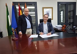 El alcalde de Benalmádena, Juan Antonio Lara, ha firmado un convenio de colaboración al catedrático de Biología y Geología José García Berenguer.