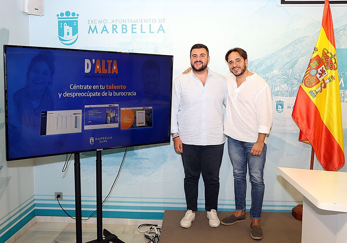 El concejal de Juventud, Alejandro González, ha presentado la iniciativa junto a su impulsor, Miguel Ortiz.