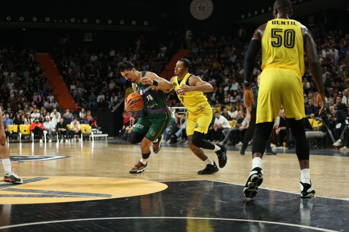 La victoria del Unicaja en la pista del Mersin turco, en imágenes