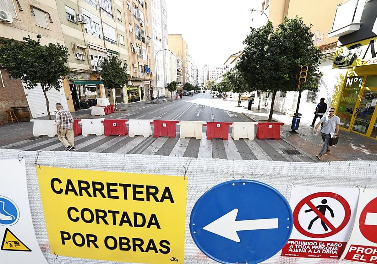 Imagen principal - La calle Eugenio Gross, cerrada por las obras del metro en Málaga durante los próximos 30 meses