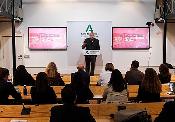 El consejero de Turismo presenta un nuevo programa en formación digital.