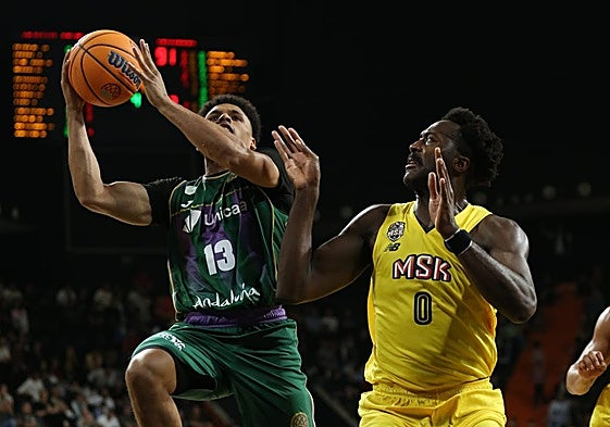 Castañeda intenta una penetración ante Olaseni, que acabó poniéndole un tapón.