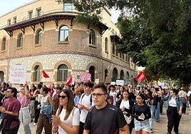 Una imagen de archivo de una protesta de estudiantes en su paso frente al Rectorado de la UMA.