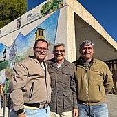 El secretario general de los socialistas malagueños, Josele Aguilar, en Almáchar con su alcalde.