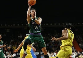 Djedovic lanza a canasta con una mano en el partido ante el Mersin.