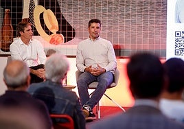 Jongeneel (a la derecha), protagonista del Aula de Deportes SUR junto al redactor Juan Calderón (izquierda).