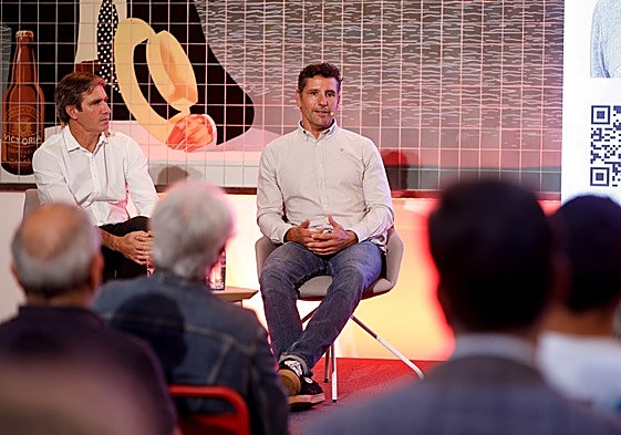 Jongeneel (a la derecha), protagonista del Aula de Deportes SUR junto al redactor Juan Calderón (izquierda).