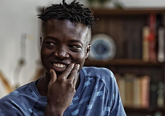 Ebrima tiene 20 años y es de Gambia. No deja de sonreír. Vino a España sin amigos, sin familia, en una patera.