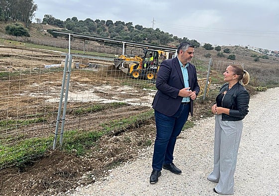 Los ediles socialistas Josele González y Laura Moreno en el yacimiento, que ha empezado a cubrirse.