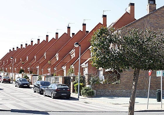 El Supremo condena a los propietarios de un chalet a quitar el cierre de una terraza: las viviendas unifamiliares adosadas también están sujetas a la LPH