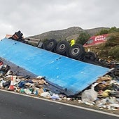 Imagen del camión volcado en Torremolinos, este jueves.