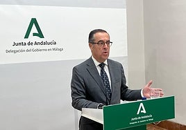 El delegado de Educación de la Junta en Málaga, Miguel Briones, presentando las actuaciones en centros escolares.