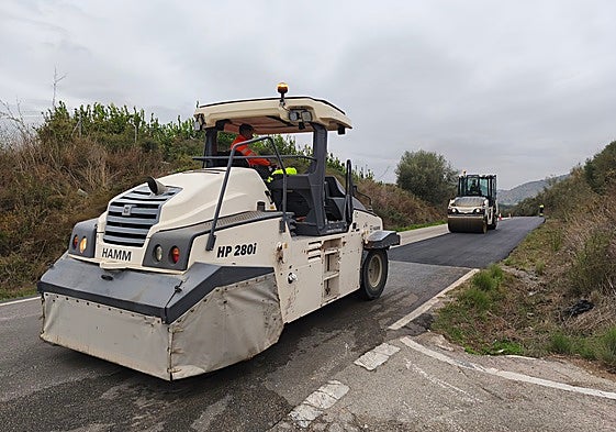 Trabajos de asfaltado en la carretera.