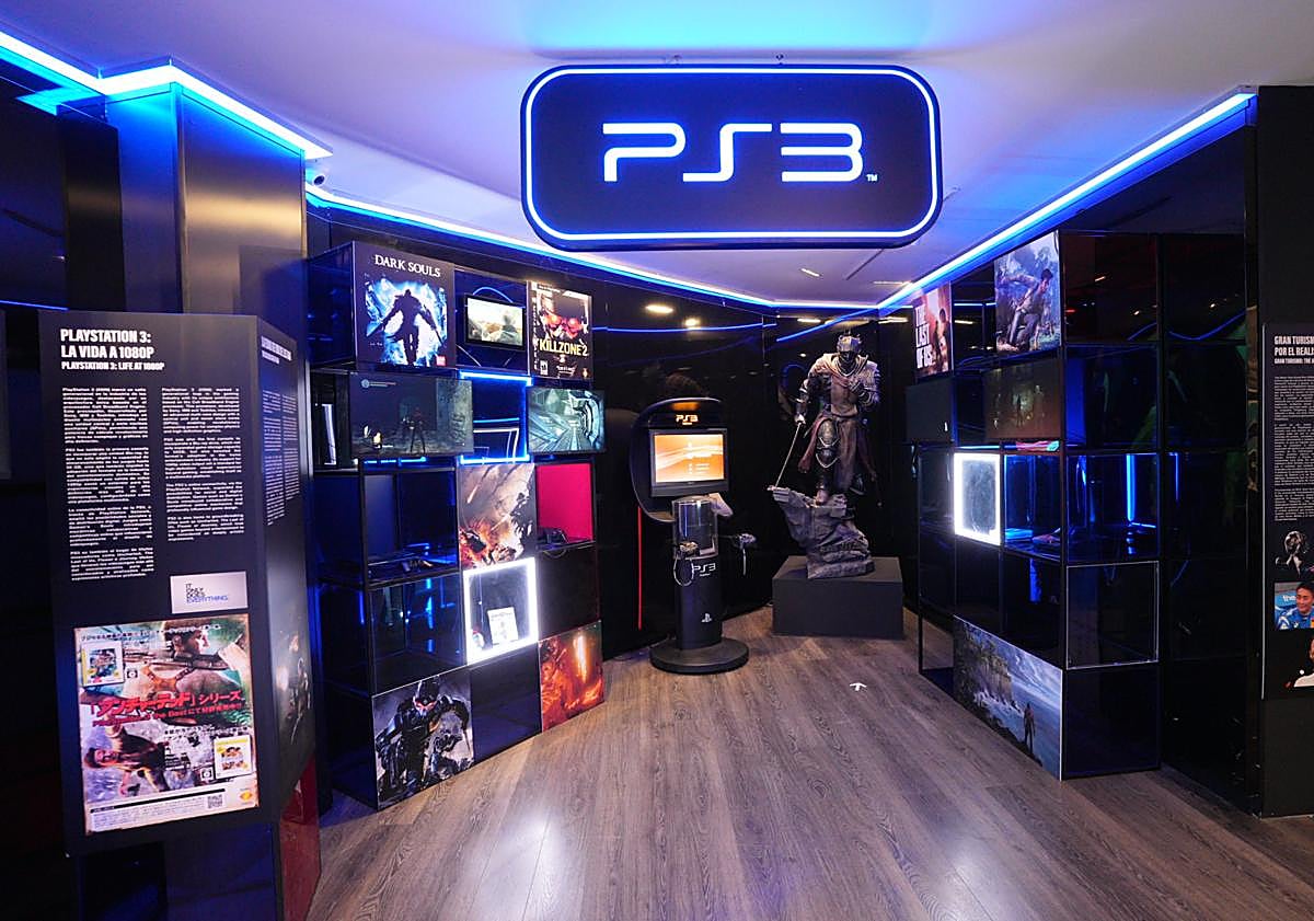 Imagen principal - Una exposición para los nostálgicos de la Playstation: desde las primeras consolas hasta sus títulos emblemáticos