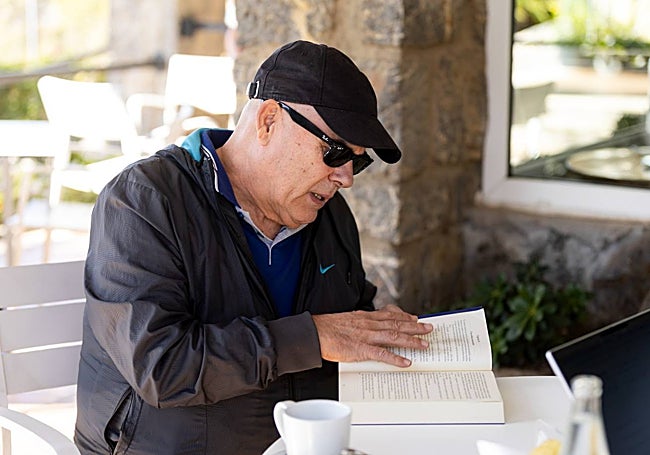 Vicente Jiménez Ifergán ojea la novela con la que ha debutado como escritor.