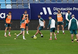 Imagen de un rondo durante el entrenamiento del Málaga del viernes.